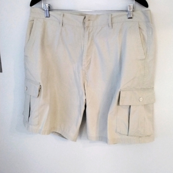 Mens' cargo shorts, size 38 - Picture 3 of 6